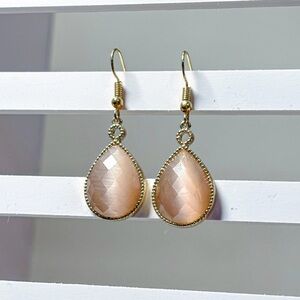 Gold Tone Peach Teardrop Earrings Faceted Cats Eye Glass Dangle Boutique New